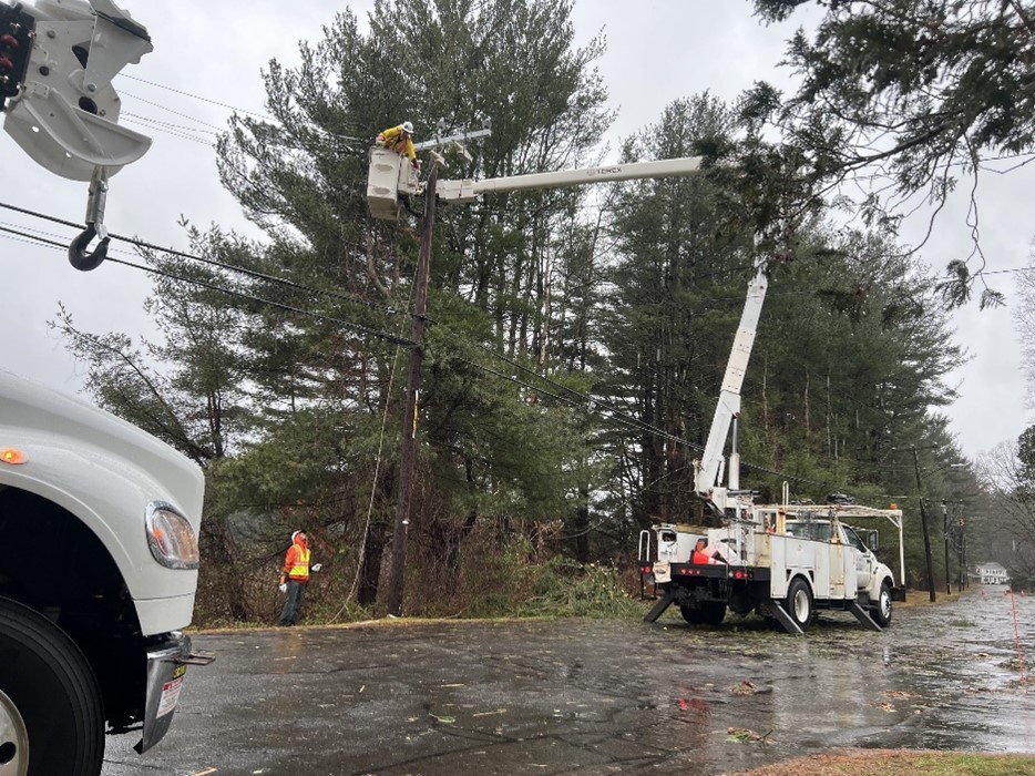 Eversource crews working to restore power