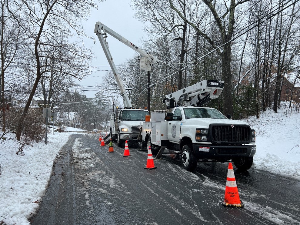 Crews restoring power on Massaco Street in Simsbury