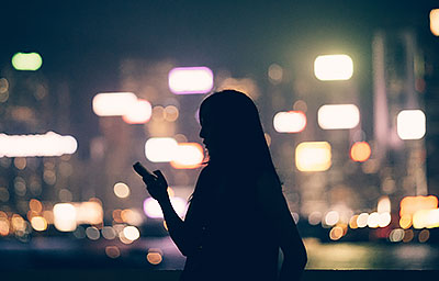 girl-with-phone