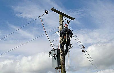 guy-on-powerline2