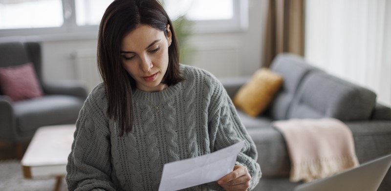 woman-bill-laptop-crop